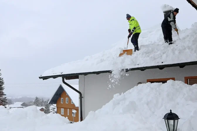 Schneelast auf dem Dach: Wann Räumen Pflicht wird und worauf Dachdecker achten müssen
