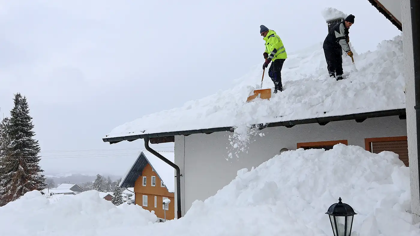 Schneelast auf dem Dach: Wann Räumen Pflicht wird und worauf Dachdecker achten müssen